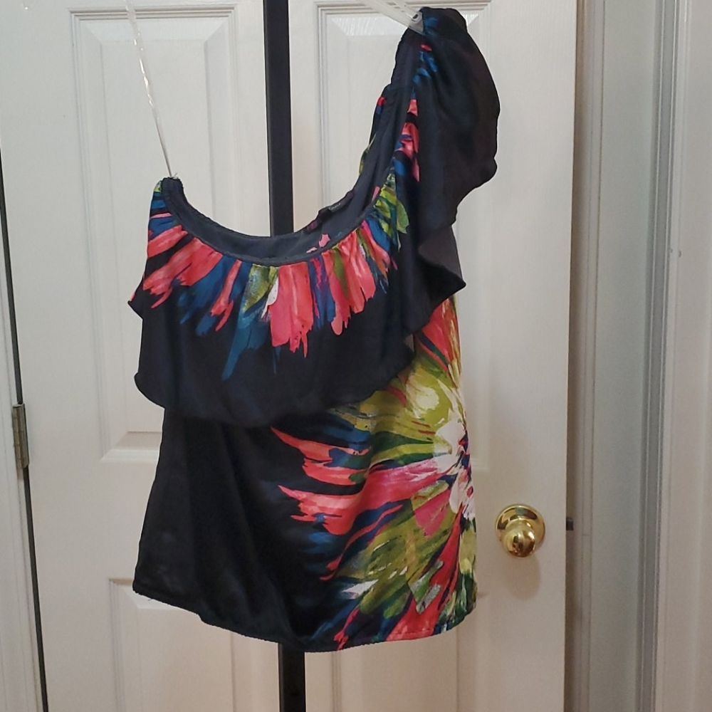 One shoulder top